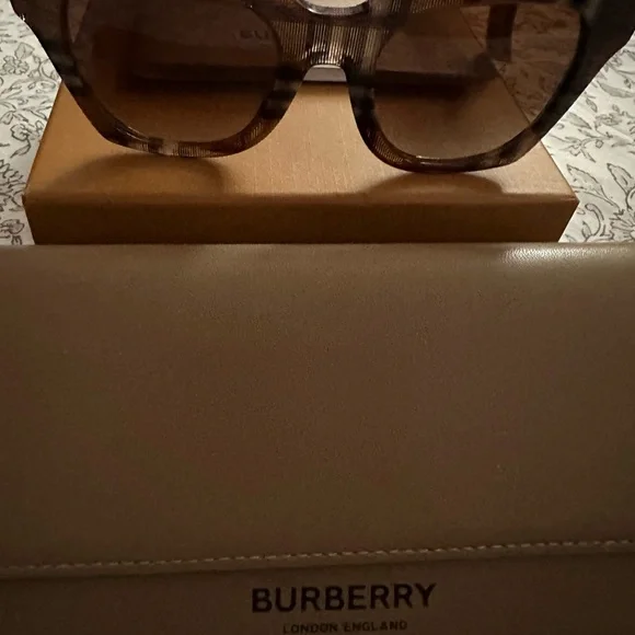 Authentic Burberry Check Square Acetate Sunglasses with Tan Case 987F08B0-BA92-419D-A64B-  main image 3